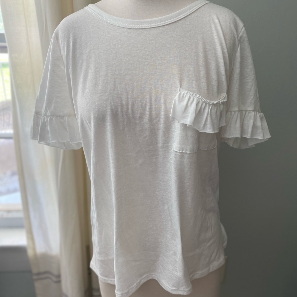 Fantastic fawn brand basic white tee with ruffle detail. Sz M
